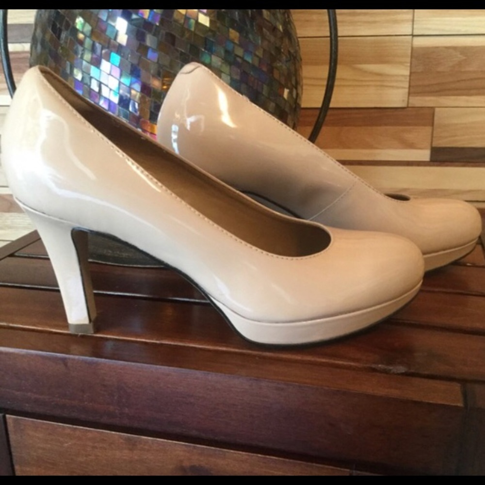 Clarks size 6 patent heels